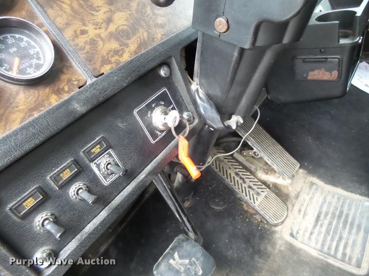 image for item DB1290 1994 Kenworth T600 semi truck