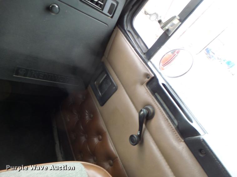 image for item DB1290 1994 Kenworth T600 semi truck