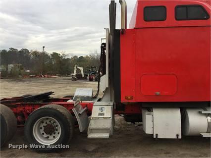 image for item F1772 2007 International 9200i semi truck