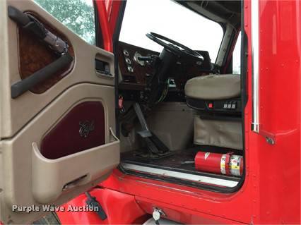 image for item F1772 2007 International 9200i semi truck