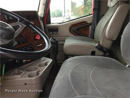 image for item F1772 2007 International 9200i semi truck