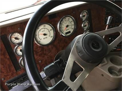 image for item F1772 2007 International 9200i semi truck