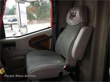 image for item F1772 2007 International 9200i semi truck