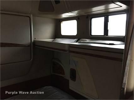 image for item F1772 2007 International 9200i semi truck