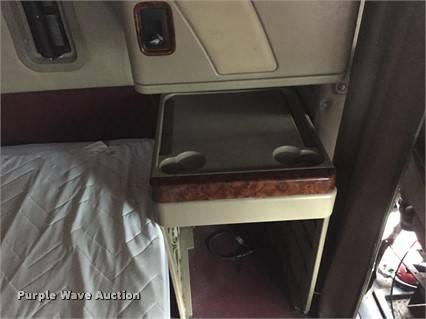 image for item F1772 2007 International 9200i semi truck