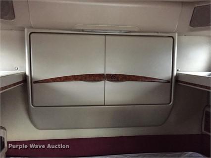 image for item F1772 2007 International 9200i semi truck