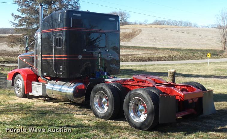 image for item J1573 1997 Peterbilt 377 semi truck