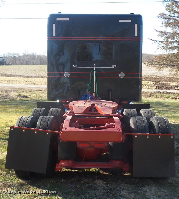 image for item J1573 1997 Peterbilt 377 semi truck