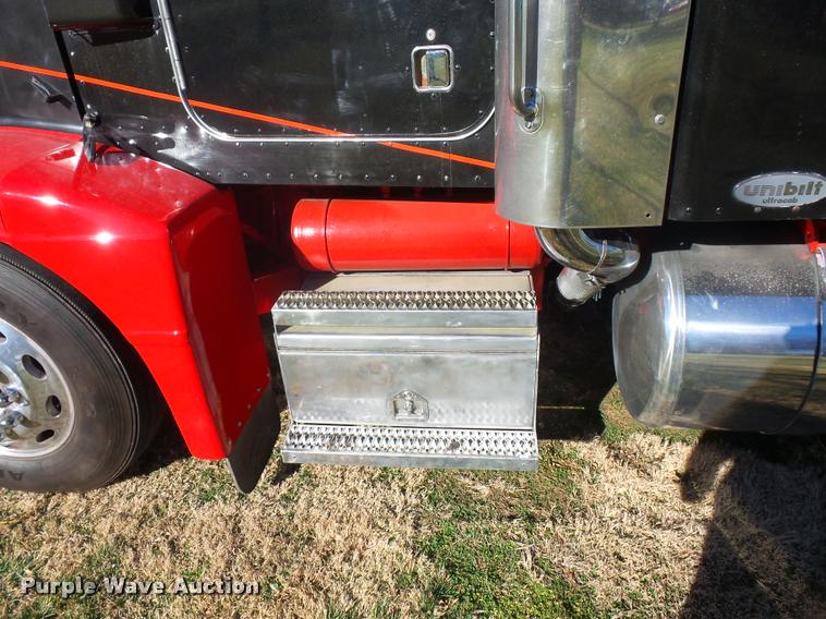 image for item J1573 1997 Peterbilt 377 semi truck