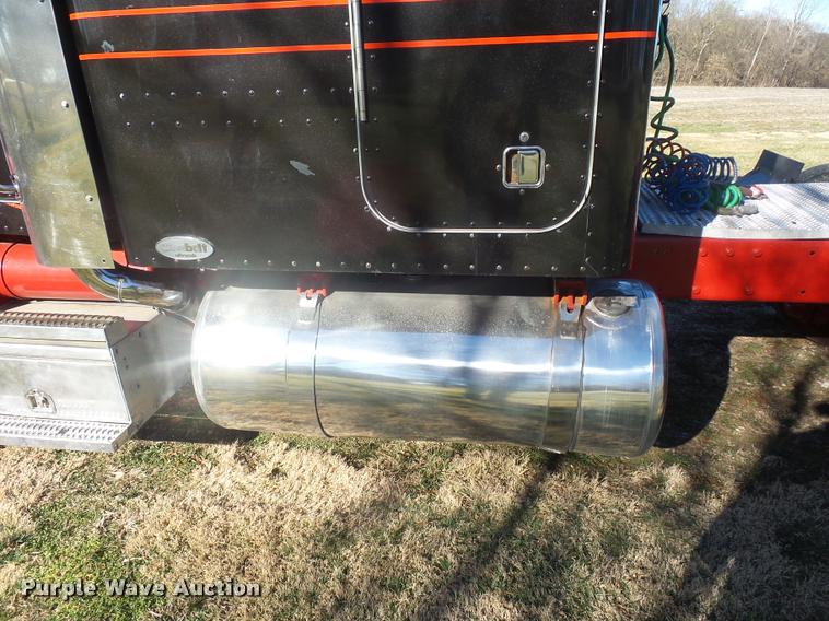 image for item J1573 1997 Peterbilt 377 semi truck