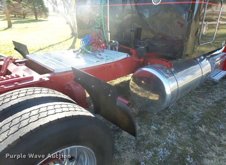 image for item J1573 1997 Peterbilt 377 semi truck