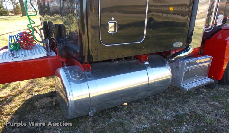 image for item J1573 1997 Peterbilt 377 semi truck