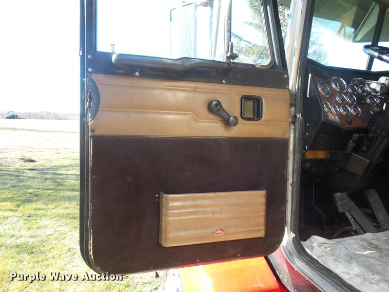 image for item J1573 1997 Peterbilt 377 semi truck