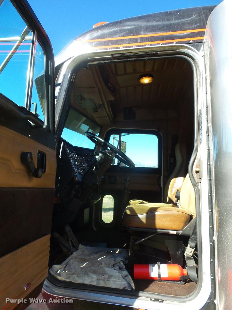 image for item J1573 1997 Peterbilt 377 semi truck