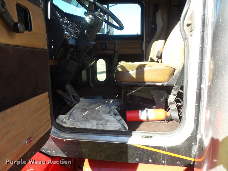 image for item J1573 1997 Peterbilt 377 semi truck