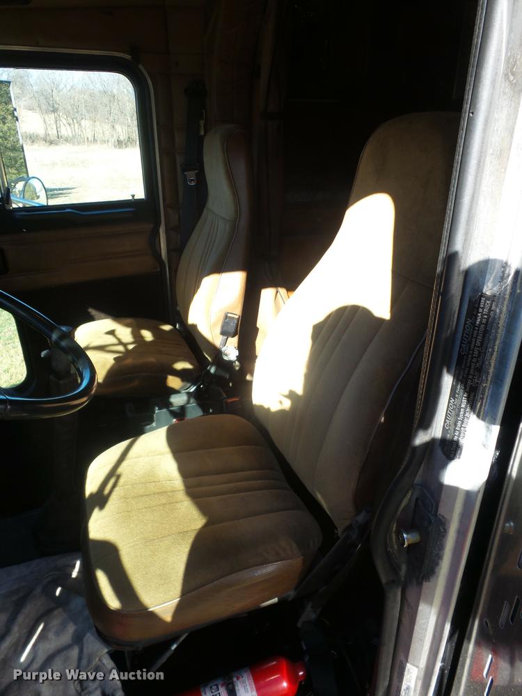 image for item J1573 1997 Peterbilt 377 semi truck
