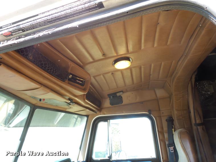 image for item J1573 1997 Peterbilt 377 semi truck