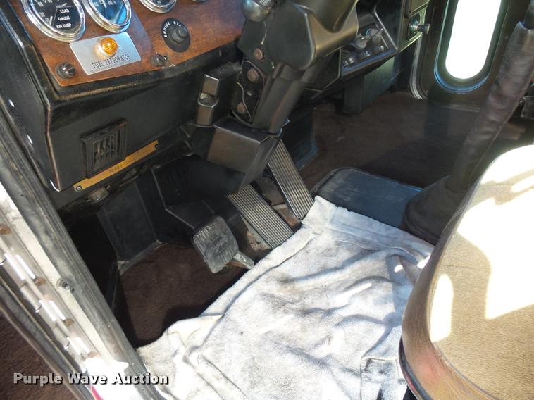 image for item J1573 1997 Peterbilt 377 semi truck