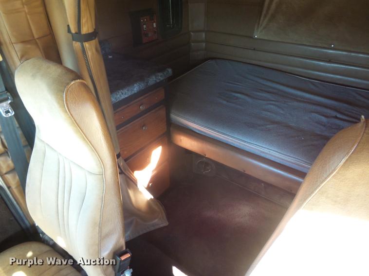 image for item J1573 1997 Peterbilt 377 semi truck