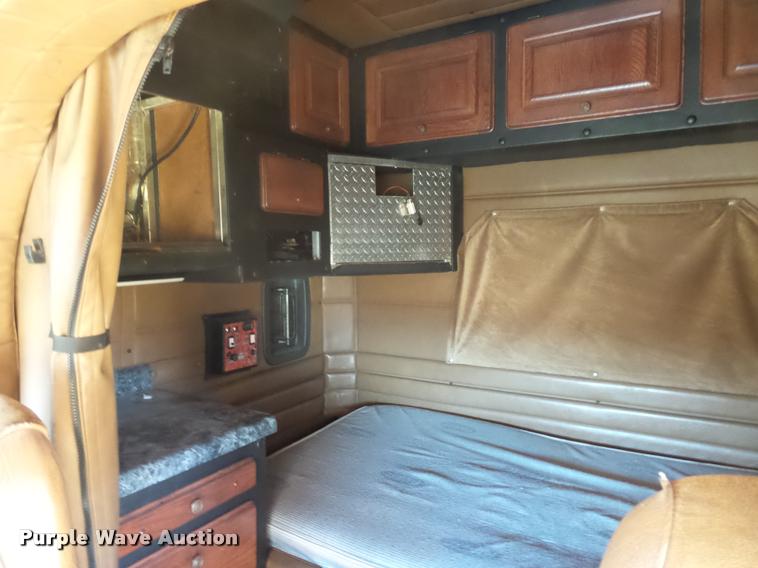 image for item J1573 1997 Peterbilt 377 semi truck