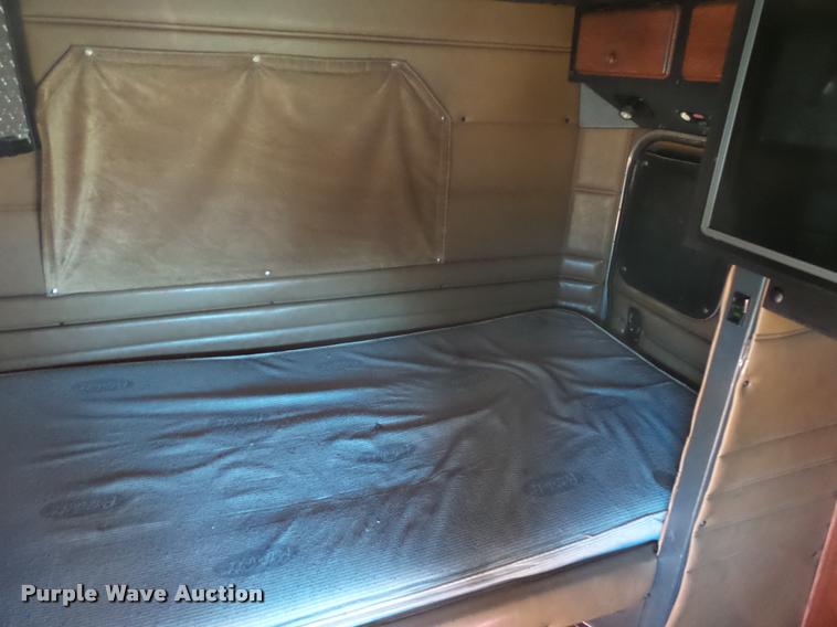 image for item J1573 1997 Peterbilt 377 semi truck