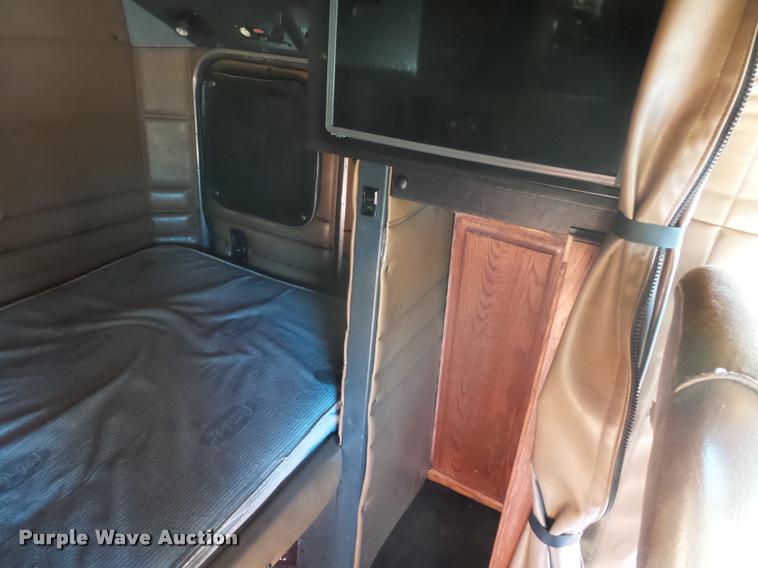 image for item J1573 1997 Peterbilt 377 semi truck