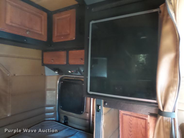 image for item J1573 1997 Peterbilt 377 semi truck