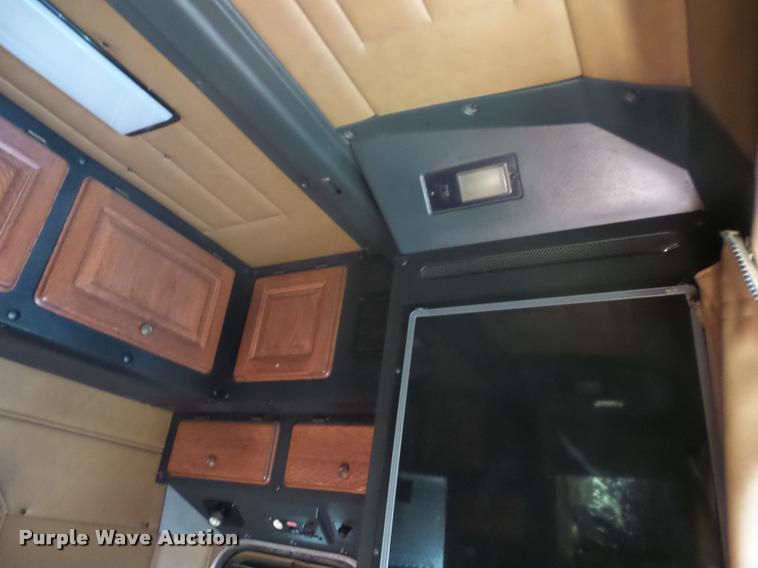 image for item J1573 1997 Peterbilt 377 semi truck