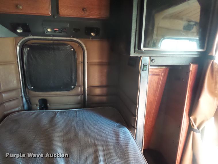 image for item J1573 1997 Peterbilt 377 semi truck