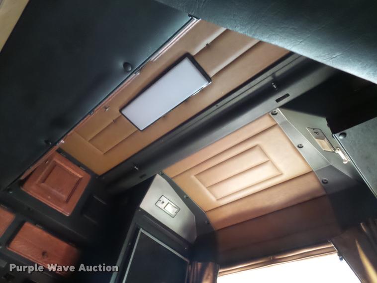 image for item J1573 1997 Peterbilt 377 semi truck