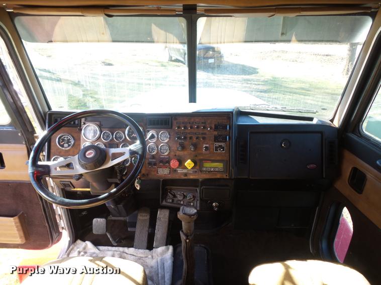 image for item J1573 1997 Peterbilt 377 semi truck