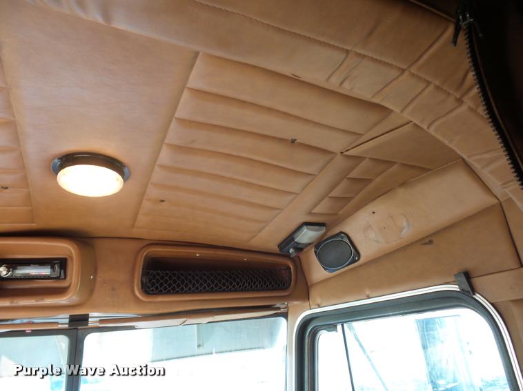 image for item J1573 1997 Peterbilt 377 semi truck