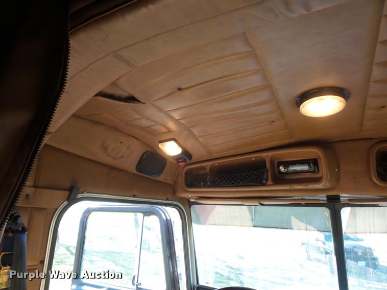 image for item J1573 1997 Peterbilt 377 semi truck