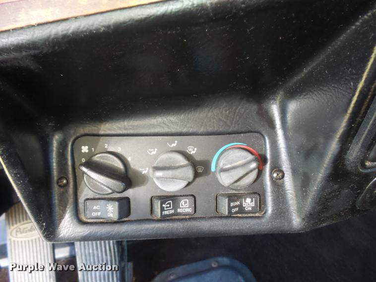 image for item J1573 1997 Peterbilt 377 semi truck