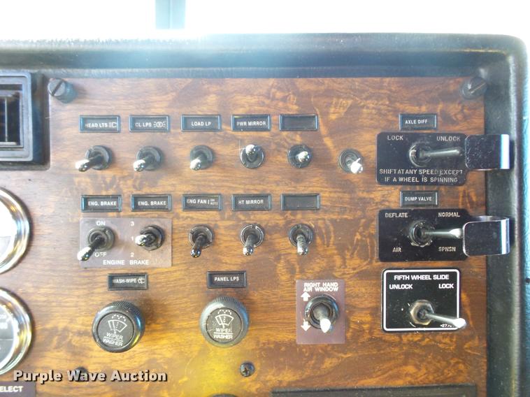 image for item J1573 1997 Peterbilt 377 semi truck