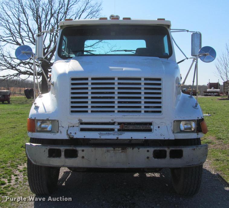image for item K4966 1992 International 8100 truck chassis