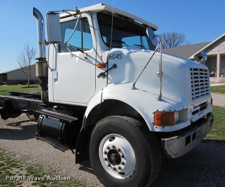 image for item K4966 1992 International 8100 truck chassis