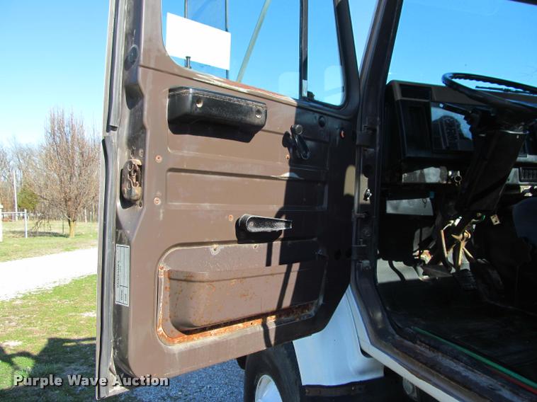 image for item K4966 1992 International 8100 truck chassis