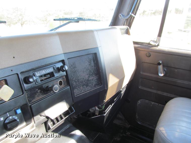 image for item K4966 1992 International 8100 truck chassis