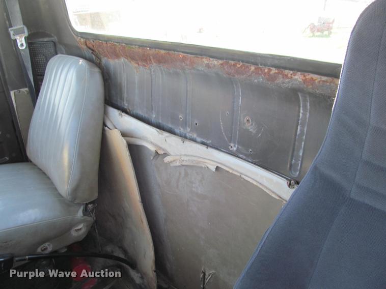 image for item K4966 1992 International 8100 truck chassis