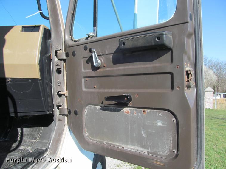 image for item K4966 1992 International 8100 truck chassis