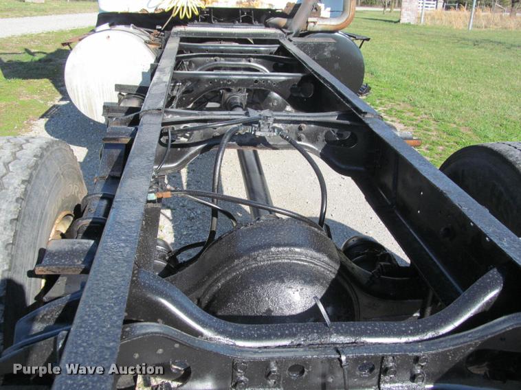 image for item K4966 1992 International 8100 truck chassis