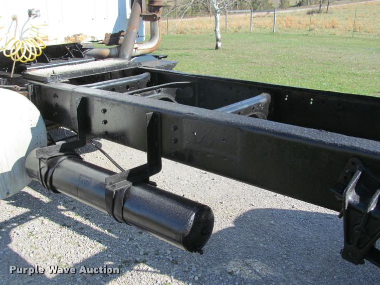 image for item K4966 1992 International 8100 truck chassis
