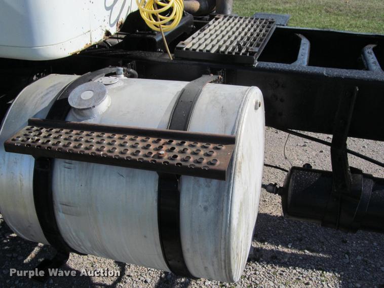 image for item K4966 1992 International 8100 truck chassis