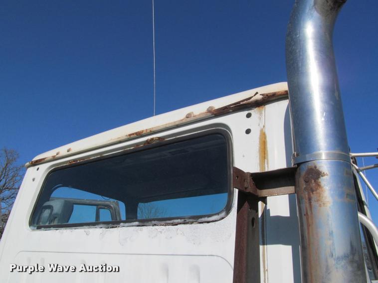 image for item K4966 1992 International 8100 truck chassis