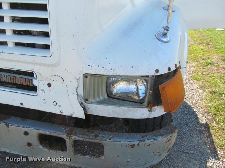 image for item K4966 1992 International 8100 truck chassis