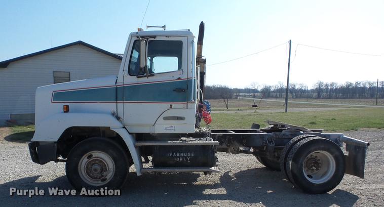 image for item K6485 1987 Freightliner FLC112 semi truck