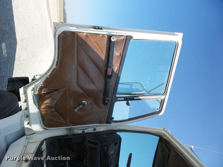 image for item K6485 1987 Freightliner FLC112 semi truck