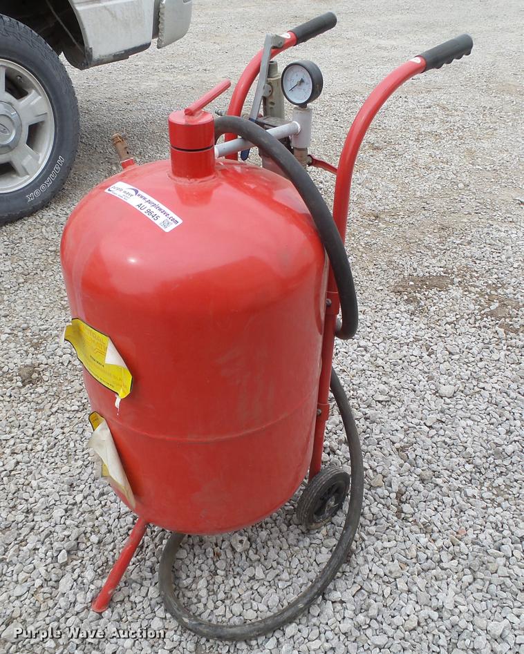 Central Pneumatic sandblaster in Falls City, NE Item AU9645 sold