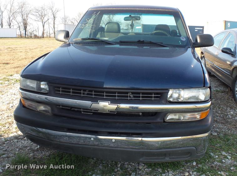image for item BH9297 2001 Chevrolet Silverado 1500 pickup truck